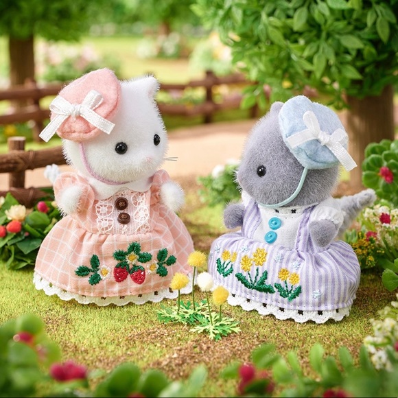 Calico Critters Strawberry and Dandelion Embroidery Limited Edition Gift Set - Picture 10 of 11